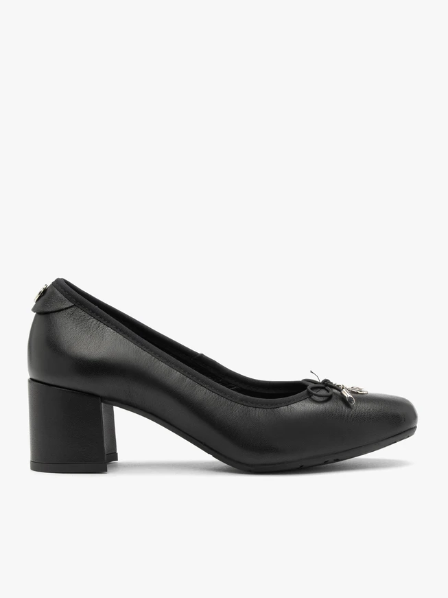 Black pumps with bow and block heel