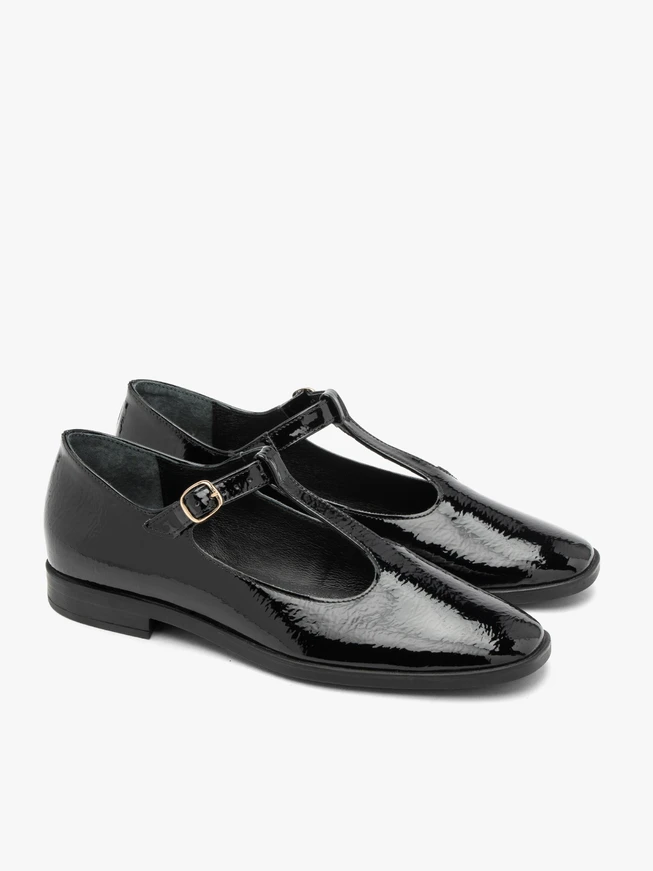 Schwarz lackierte T-Bar-Ballerinas