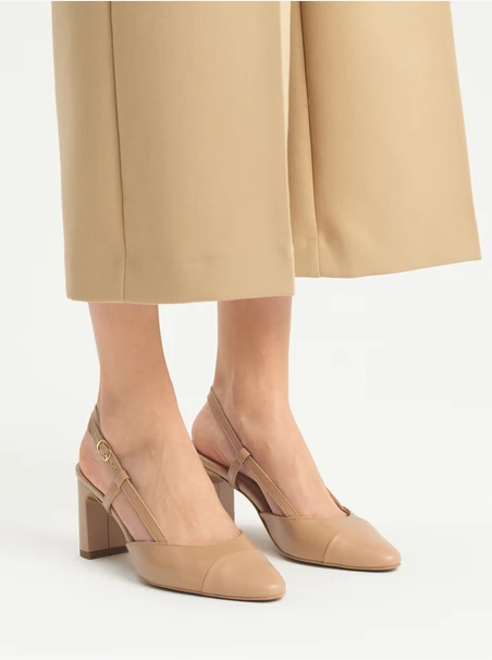 Beigefarbene Slingback-Pumps