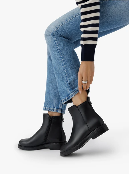 Schwarz genarbte Lederstiefel