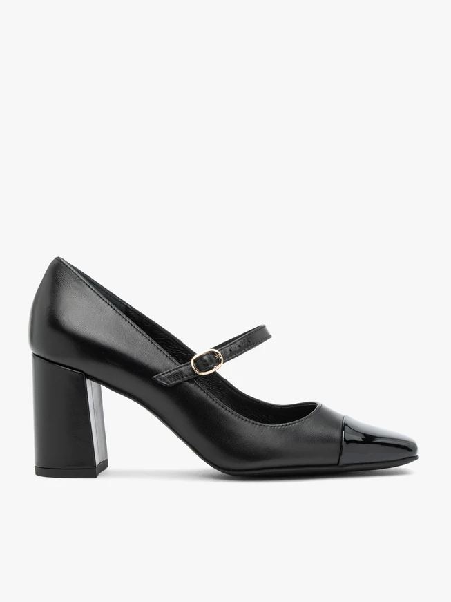 Schwarze Pumps mit lackierter Nase
