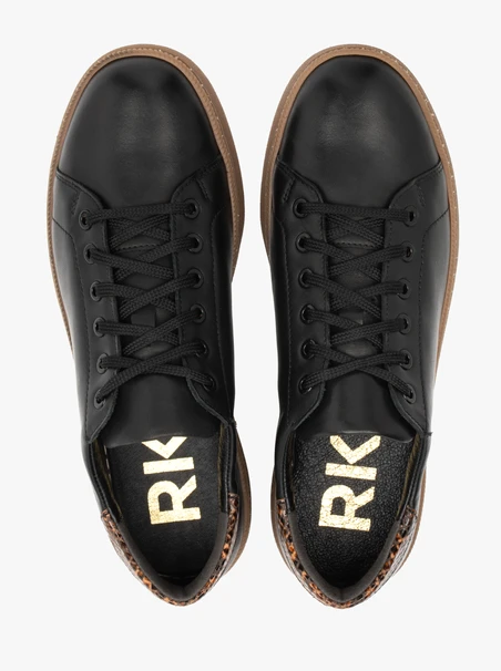 Schwarze Sportschuhe zum Schnüren