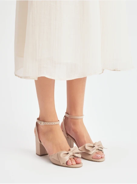 Beigefarbene Damensandalen mit abnehmbarer Schleife