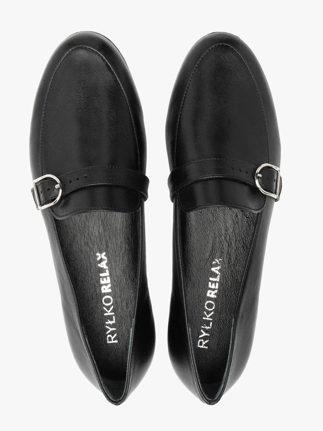 Schwarze Mokassins aus genarbtem Leder mit Riemen
