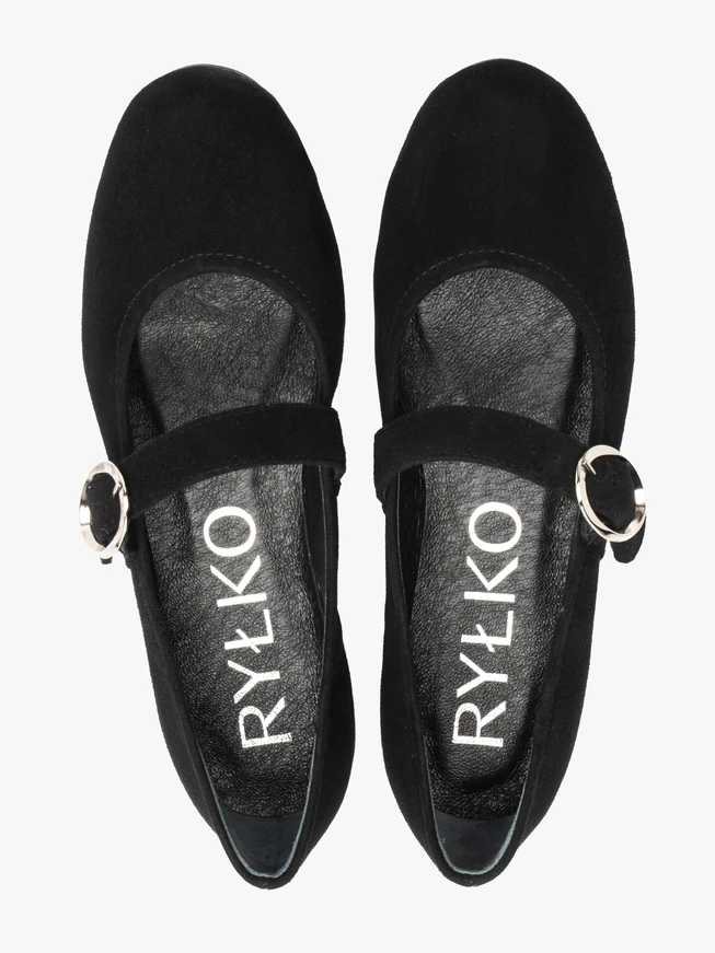 Schwarze Ballerinas aus Veloursleder mit großem Schnallenverschluss