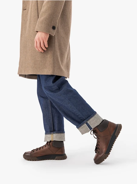 Braune Sportstiefel