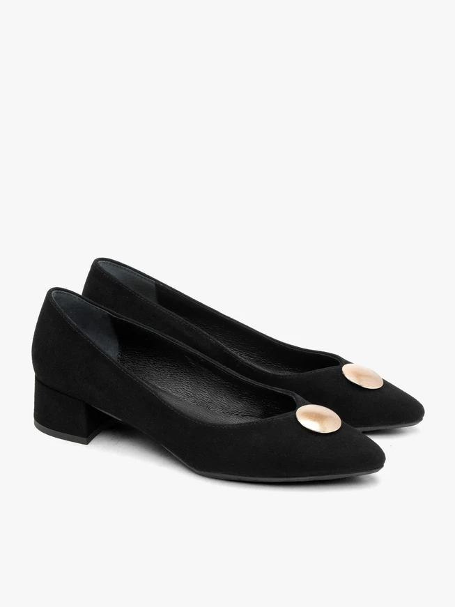 Schwarze Velours-Pumps mit Verzierung am unteren Schaft