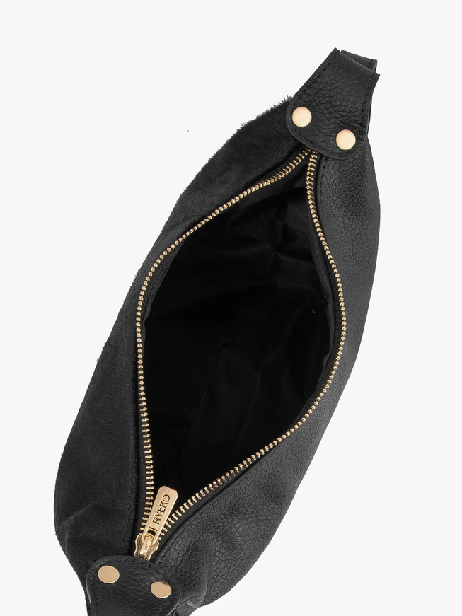 Schwarze Ledertasche mit Borsten