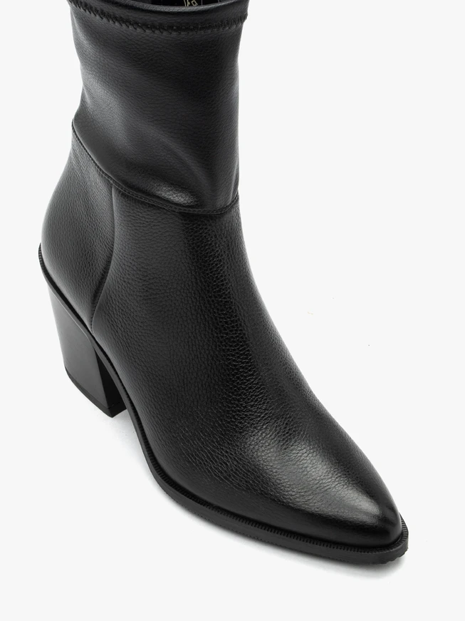 Schwarze höhere Stöckelschuhe
