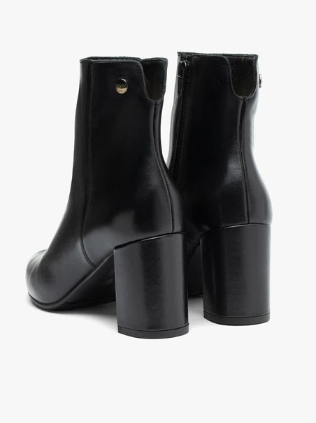 Schwarze Stiefel mit Absatz aus genarbtem Leder