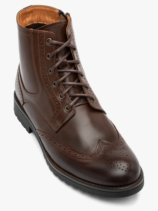 Braune Lederstiefel mit Perforationen