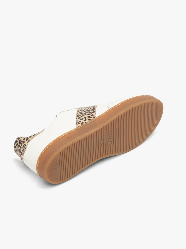 Cremefarbene Sporthalbschuhe mit Leoparden-Print-Elementen