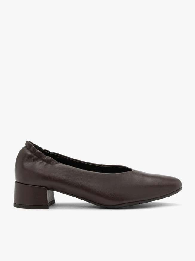 Chocolate pumps with strap