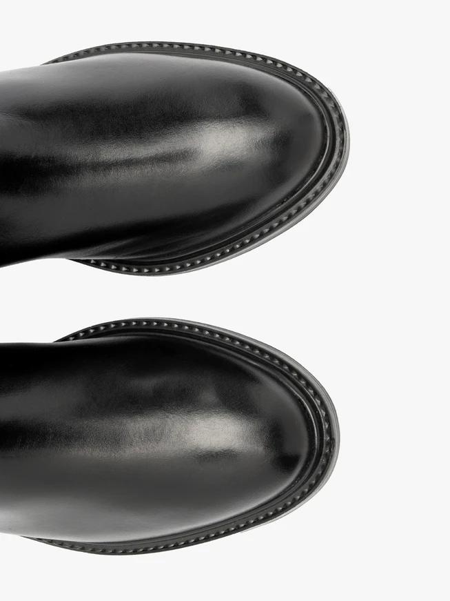 Klassische schwarze Stiefel mit breitem Schaft
