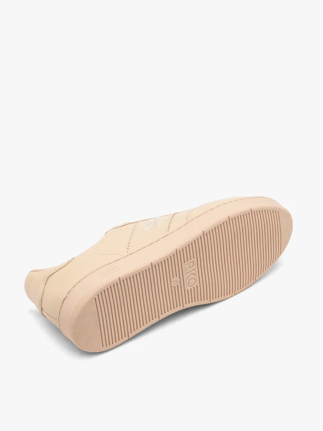 Beige flat shoes