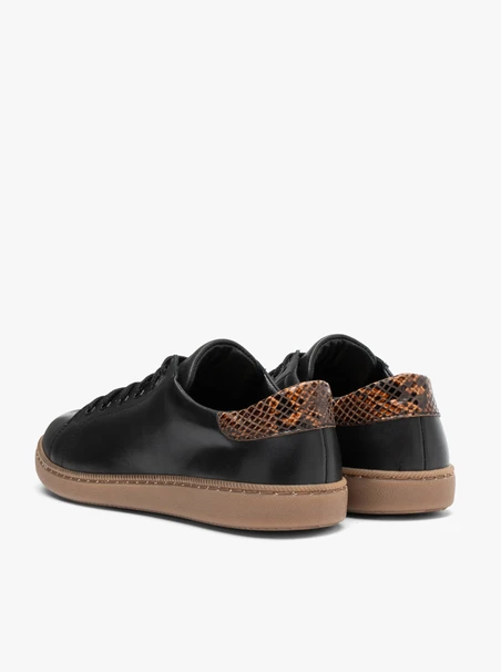 Schwarze Sportschuhe zum Schnüren