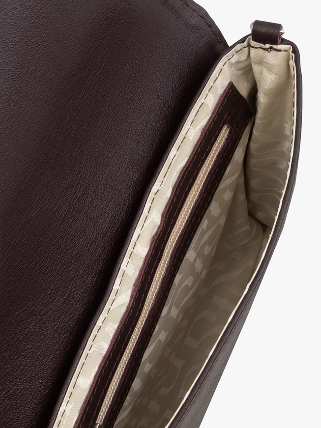 Kleine burgunderfarbene Clutch-Tasche an einer Kette