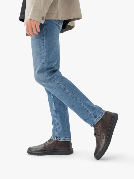 Braune isolierte Lederstiefel