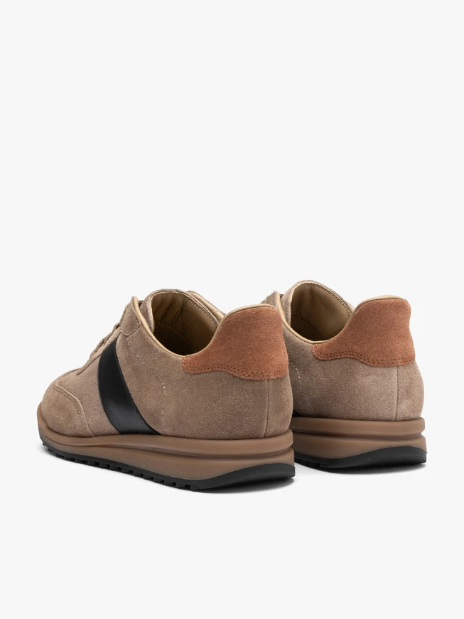 Sandfarbene Sporthalbschuhe zum Schnüren