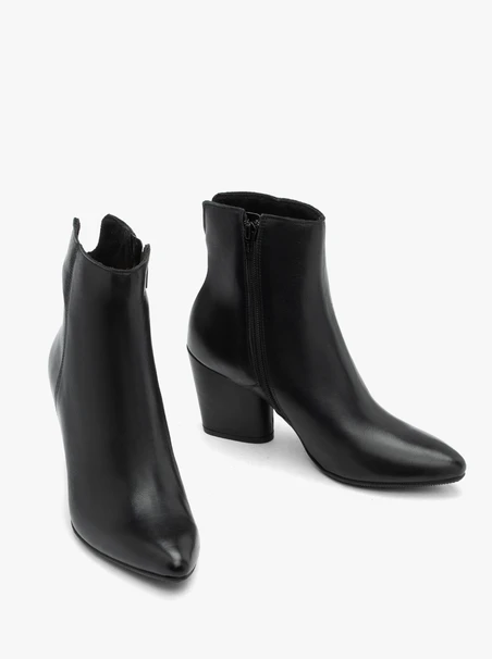 Schwarze Stiefel mit Absatz aus genarbtem Leder