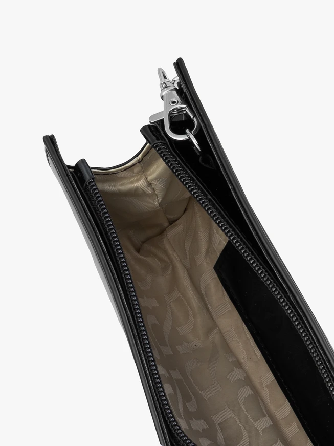 Schwarz lackierte Ketten-Clutch-Tasche
