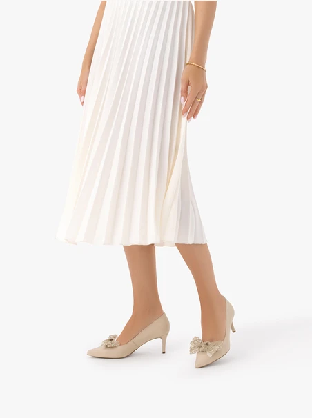 Beige pumps with detachable bow