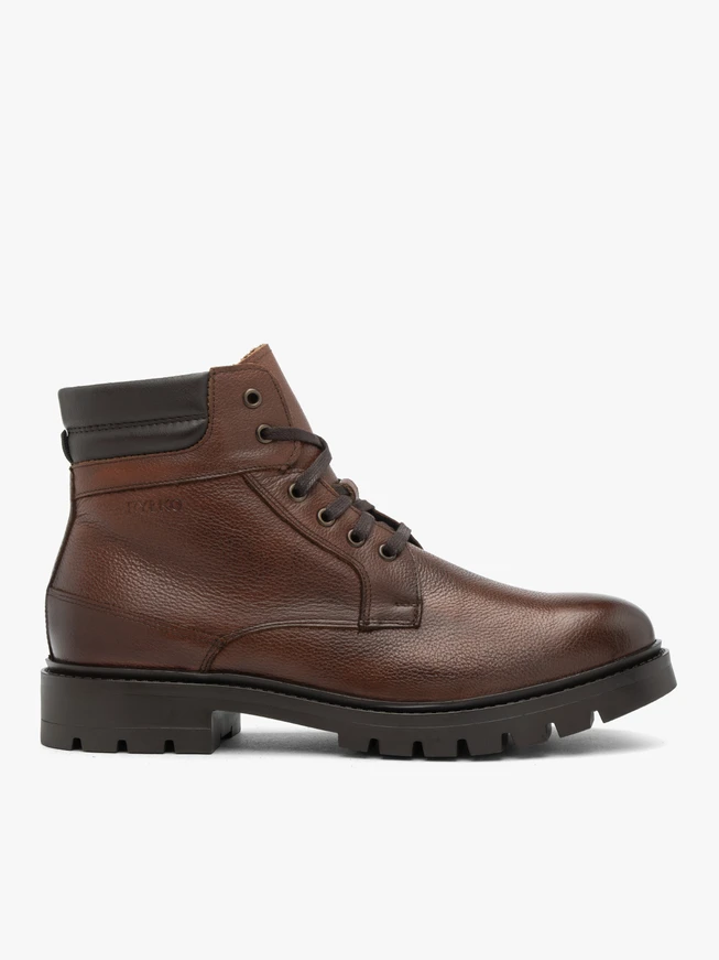 Braune isolierte Stiefel