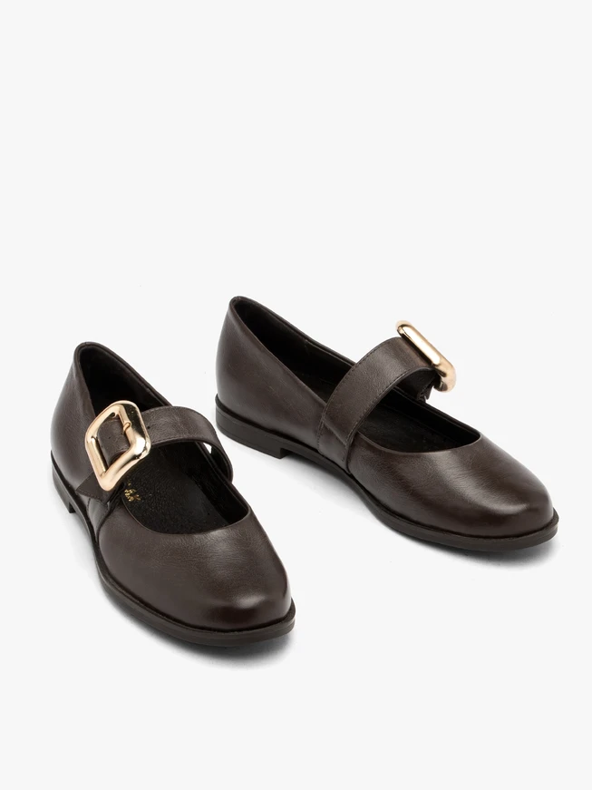 Braune Mary Jane Pumps mit Schnallenverzierung