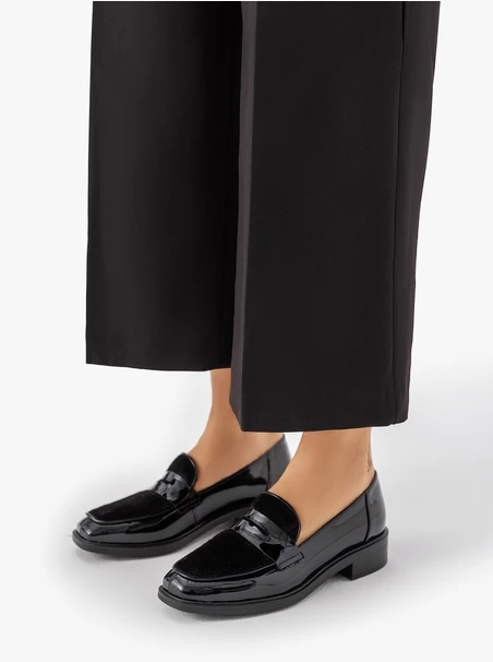 Schwarz lackierte Mokassins