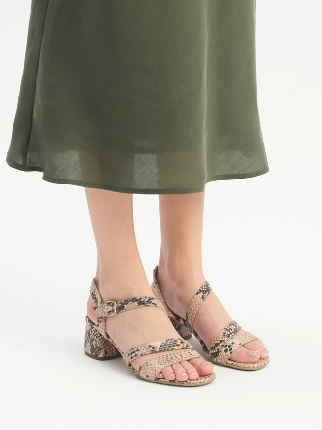 Damen Sandalen mit Schlangenhautmuster und Absatz