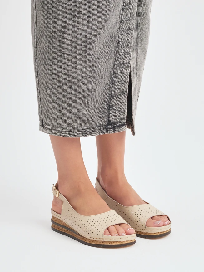Cremefarbene Damen Plateausandalen