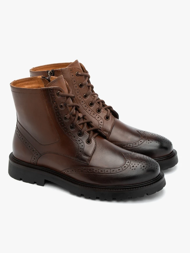 Braune Lederstiefel mit Perforationen