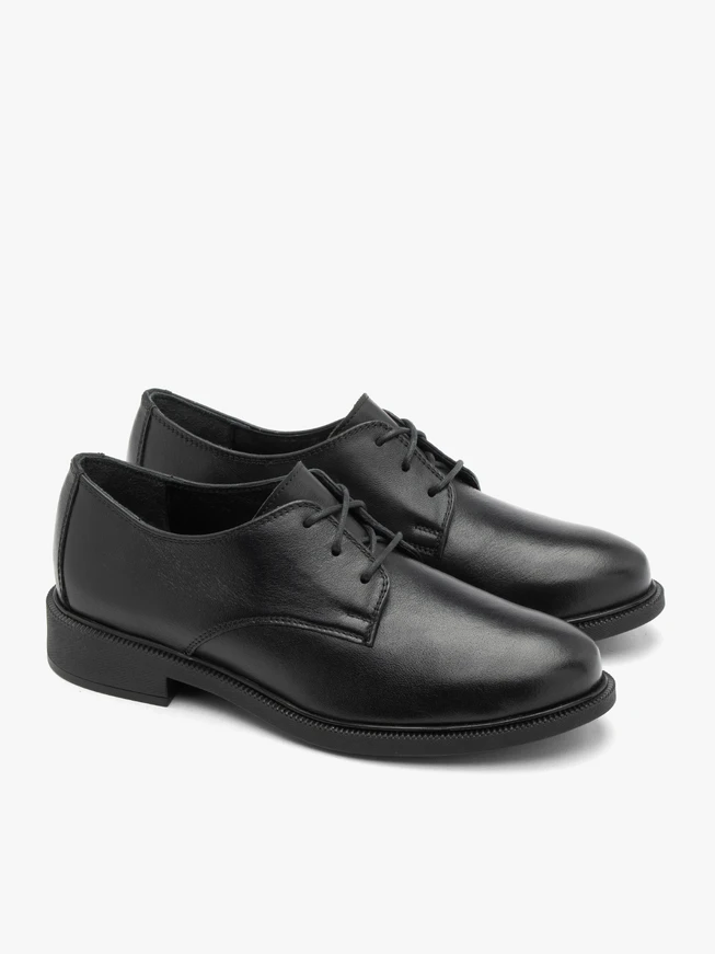 Klassische schwarze Halbschuhe