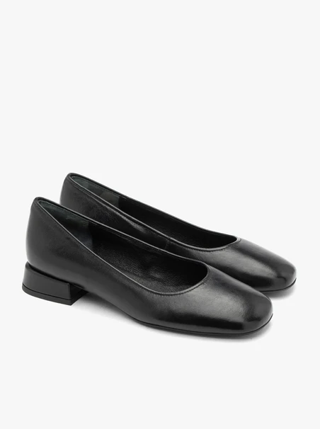 Schwarze klassische Pumps aus genarbtem Leder