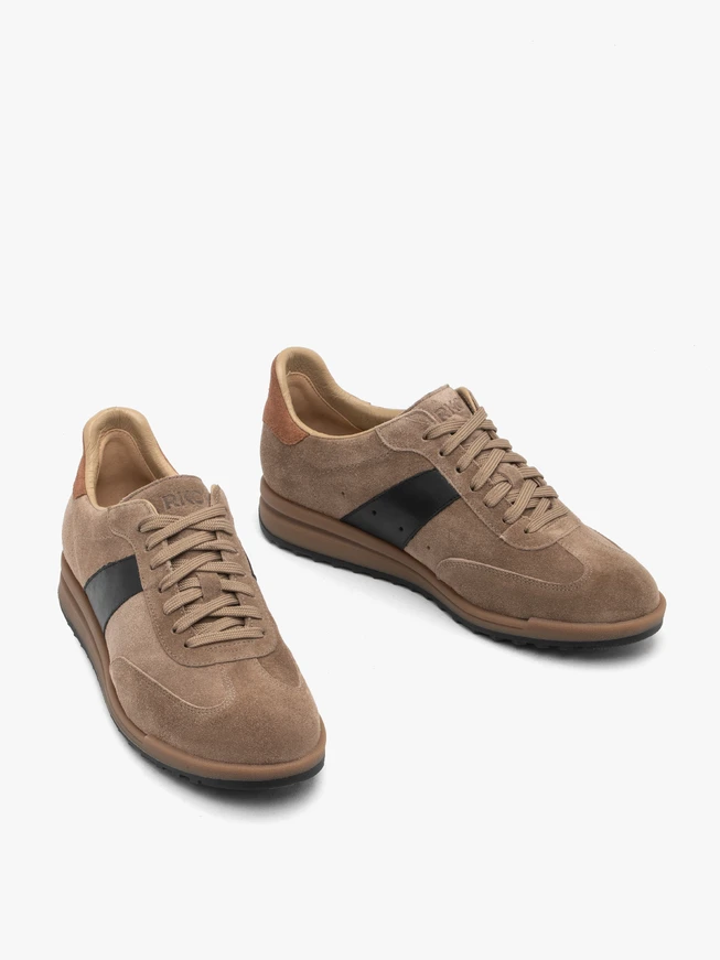 Sandfarbene Sporthalbschuhe zum Schnüren