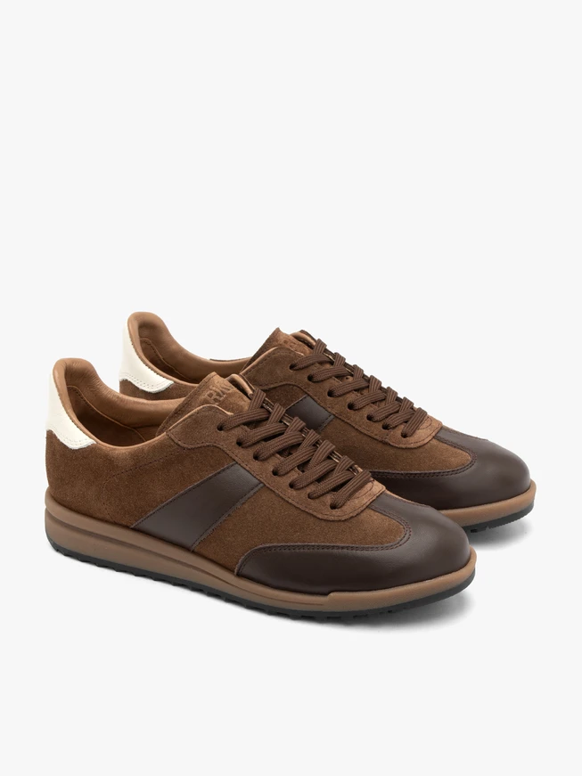 Braune Sporthalbschuhe