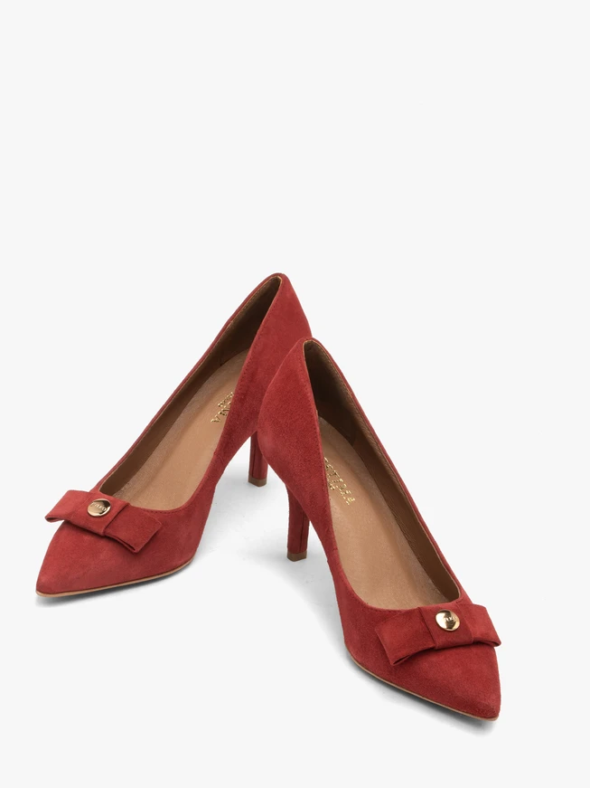 Rote Velours-Pumps mit Verzierung