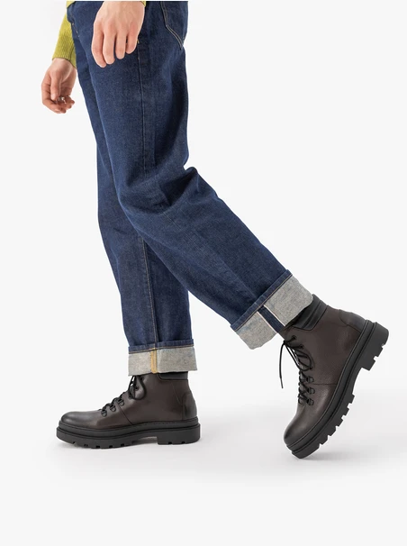 Dunkelbraune isolierte Stiefel