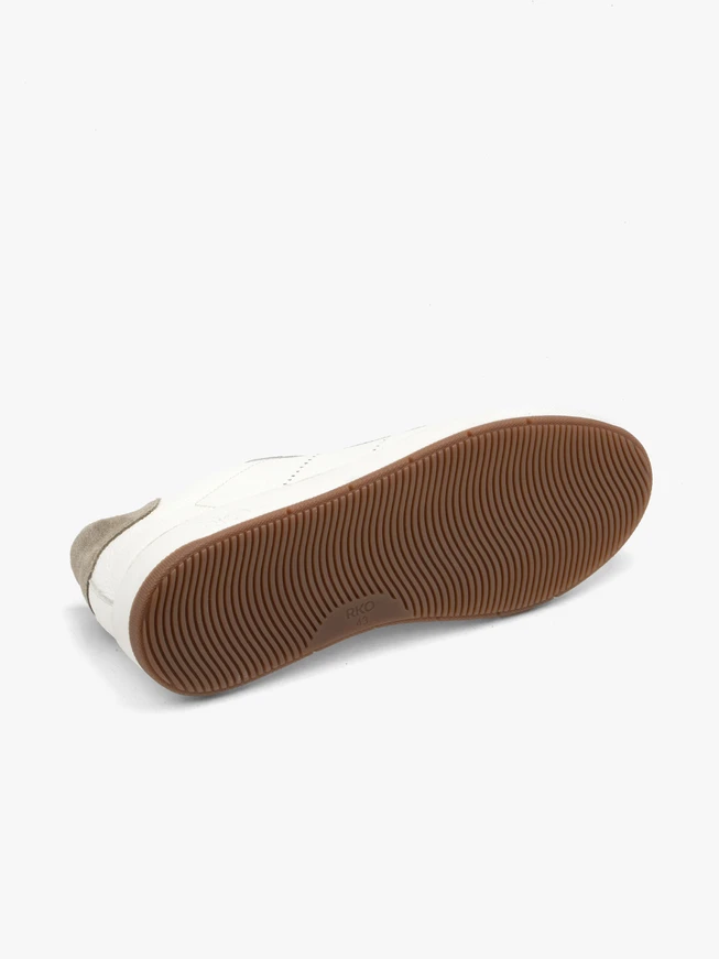 White sporty shoes with two-tone sole