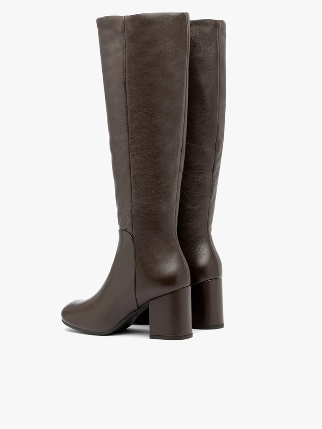 Dunkelbraune genarbte Lederstiefel