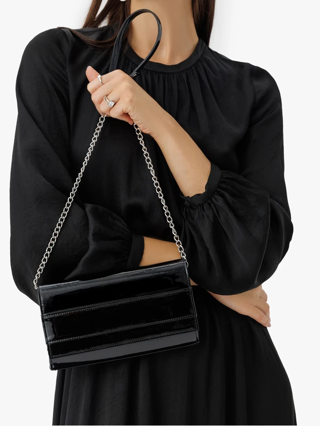 Schwarz lackierte Clutch-Tasche mit Kette