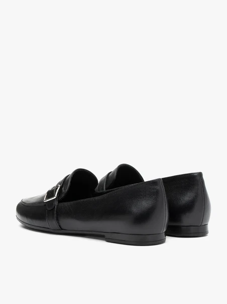 Schwarze Mokassins aus genarbtem Leder mit Riemen
