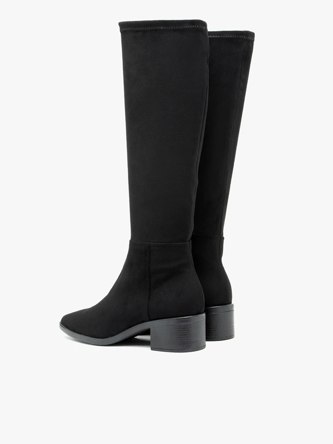 Schwarze isolierte Stiefel mit elastischem Schaft