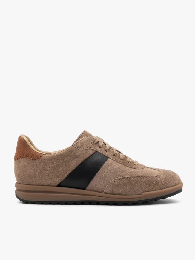Sandfarbene Sporthalbschuhe zum Schnüren