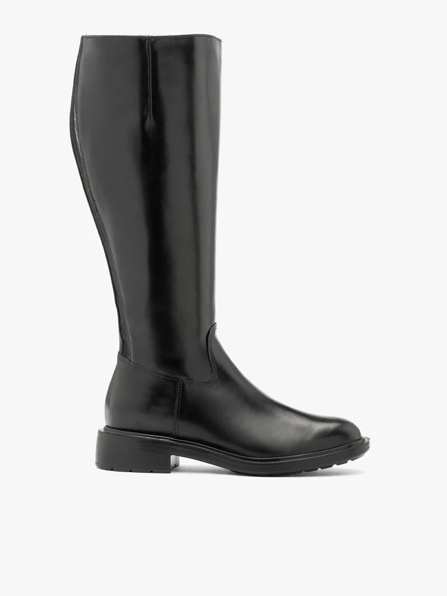 Klassische schwarze Stiefel mit breitem Schaft