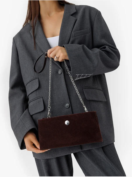 Kastanienbraune Clutch-Tasche mit Kette