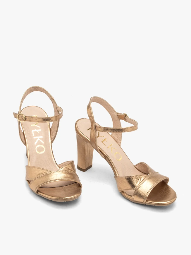Goldene Sandalen mit klobigem Stilettoabsatz