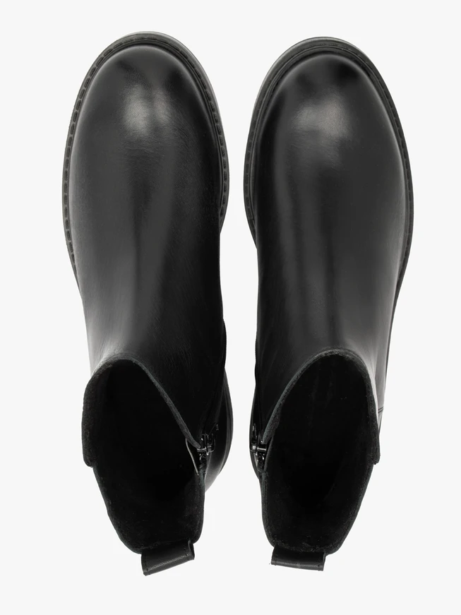 Schwarz genarbte Lederstiefel