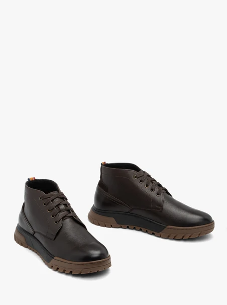 Braune Sportstiefel