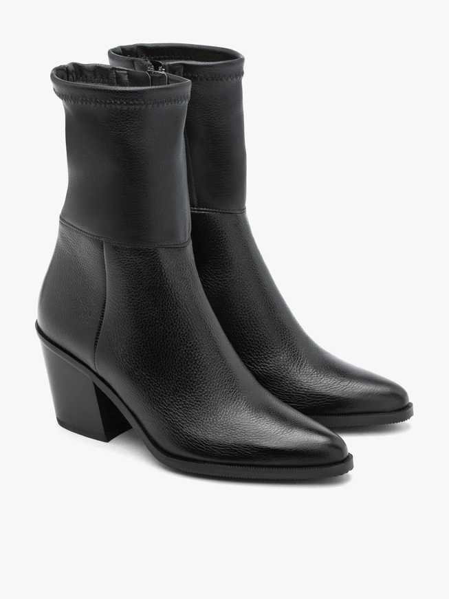 Schwarze höhere Stöckelschuhe
